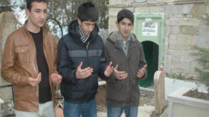 &Uuml;niversite Adayları T&uuml;rbeleri Ziyaret Etti