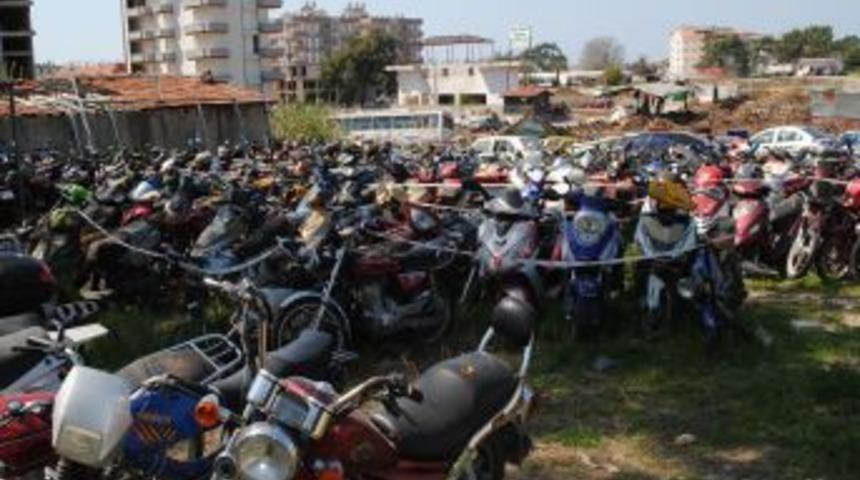&Ccedil;&uuml;r&uuml;meye terk edilen motosiklet ve ara&ccedil;lar ekonomiye kazandırılmayı bekliyor