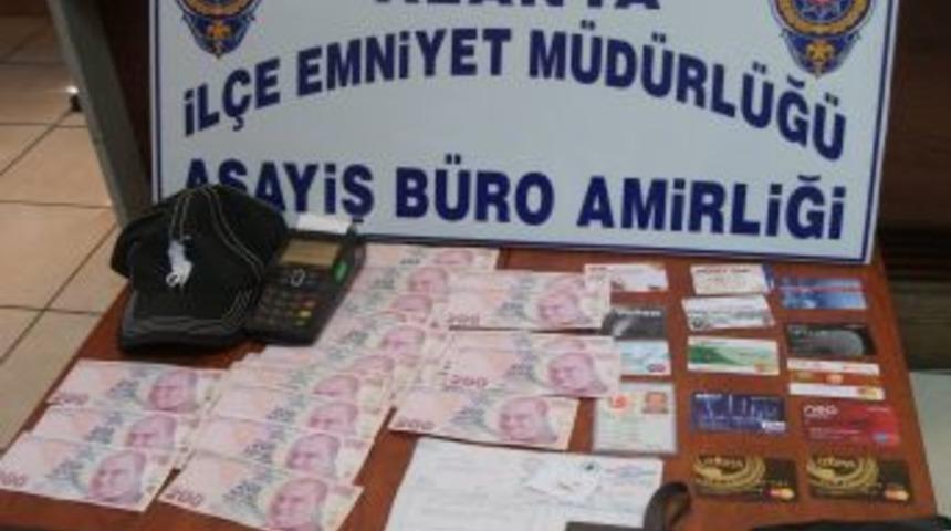 Turistlerin kredi kartlarını alıp ka&ccedil;an zanlı yakalandı