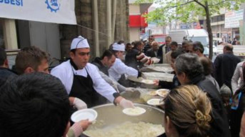 Alparslan T&uuml;rkeş, Edremit&rsquo;te dualarla anıldı