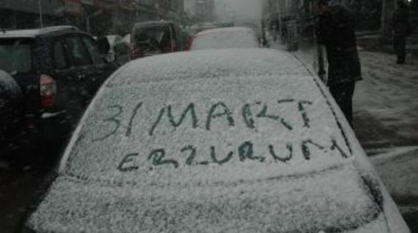 Erzurum'da Baharda Lapa Lapa Kar