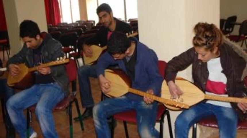 &Uuml;cretsiz Gitar Ve Bağlama Kurslarına B&uuml;y&uuml;k İlgi