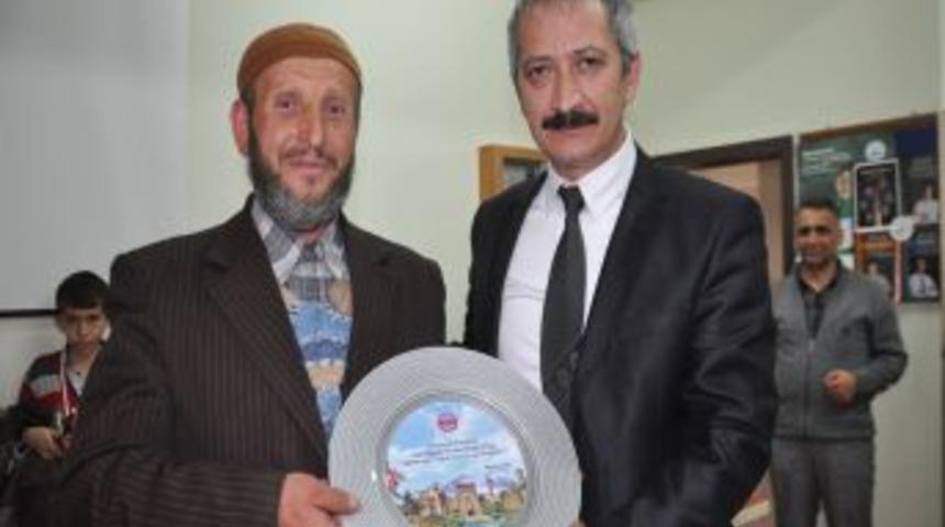 Torunu ile kitap okuyan Tekiner, derece yaptı