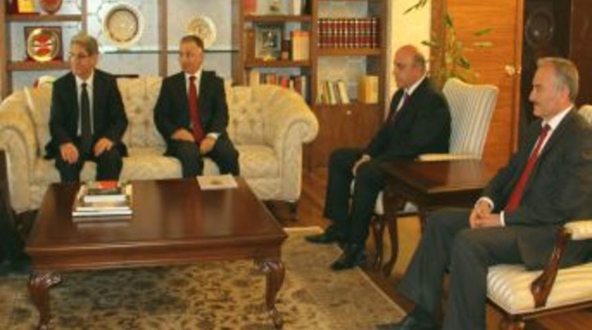 Emniyet M&uuml;d&uuml;r&uuml; Emre'den Vali &Ccedil;akır'a Forma