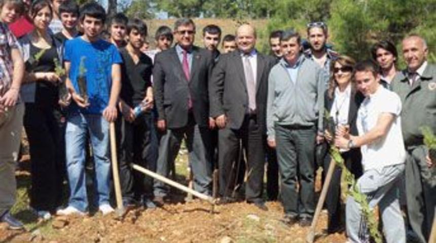 Nevruz&rsquo;da fidan diktiler