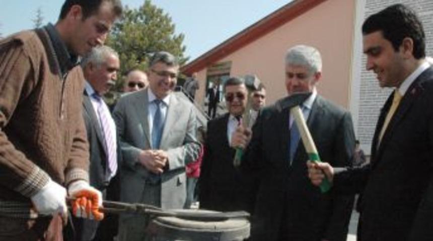 Protokol &uuml;yeleri, nevruzu halay &ccedil;ekerek kutladı