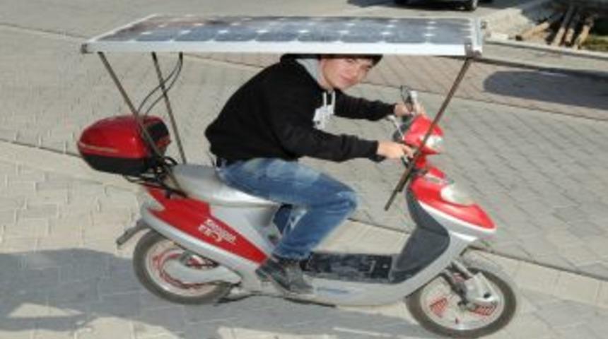Elektrikli bisikletini g&uuml;neş enerjisiyle &ccedil;alışır hale getirdi