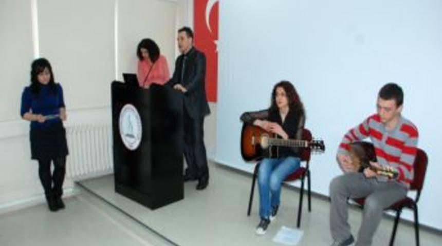 &Ouml;ğrenciler ateşin &uuml;zerinden atladı, davul zurnayla halay &ccedil;ekti