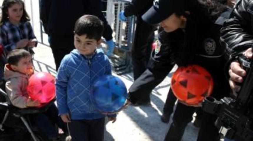 Nevruz kutlamalarında polislerle &ccedil;ocuklar futbol oynadı