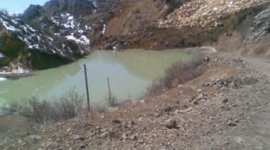 Tunceli'de Kaplıca Heyelan Nedeniyle Toprak Altında Kaldı