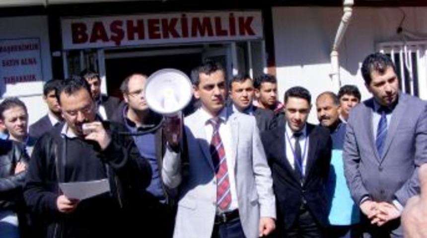 Hasta yakınlarının darp ettiği doktora arkadaşları sahip &ccedil;ıktı