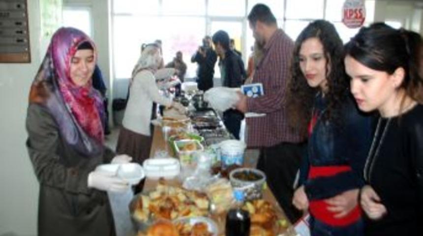 &Ouml;ğrenci kardeşleri i&ccedil;in kermes d&uuml;zenlediler