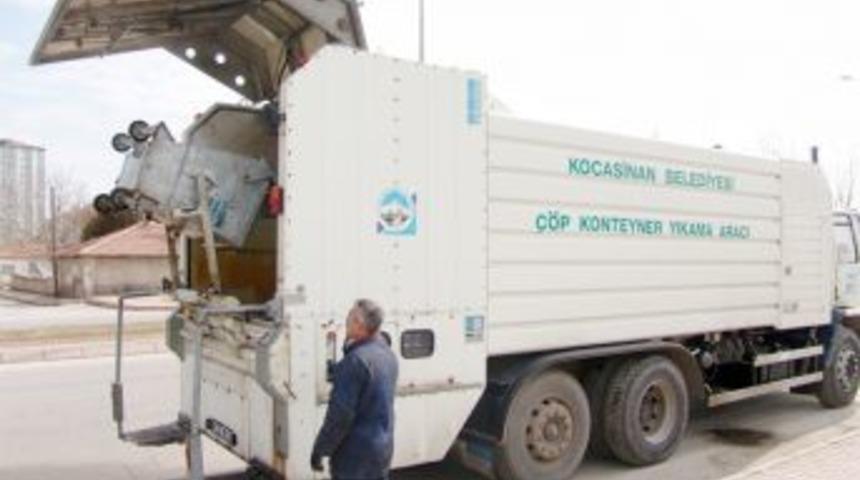 Kocasinan Belediyesi &ccedil;&ouml;p konteynerlerini dezenfekte ediyor