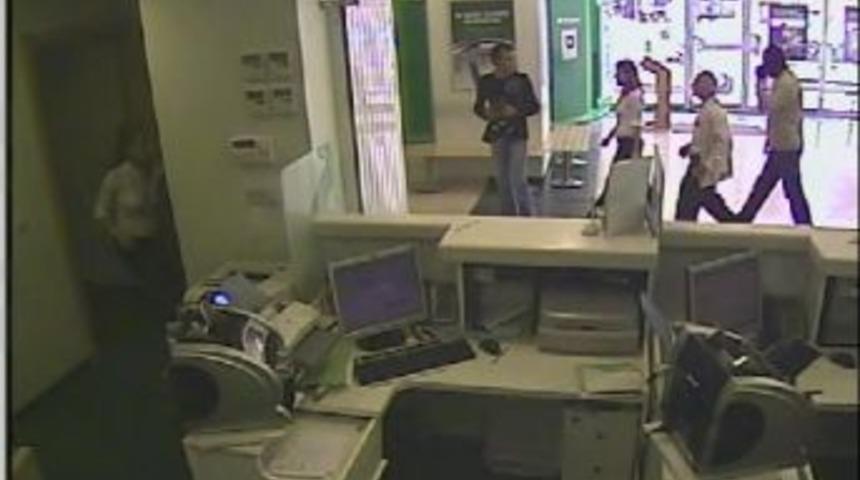 Banka soygunu g&uuml;venlik kamerasında