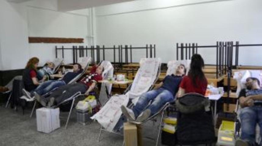 &Ouml;ğrenciler kan verdi