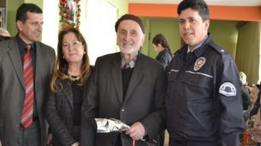 Emniyet personeli huzurevini ziyaret etti