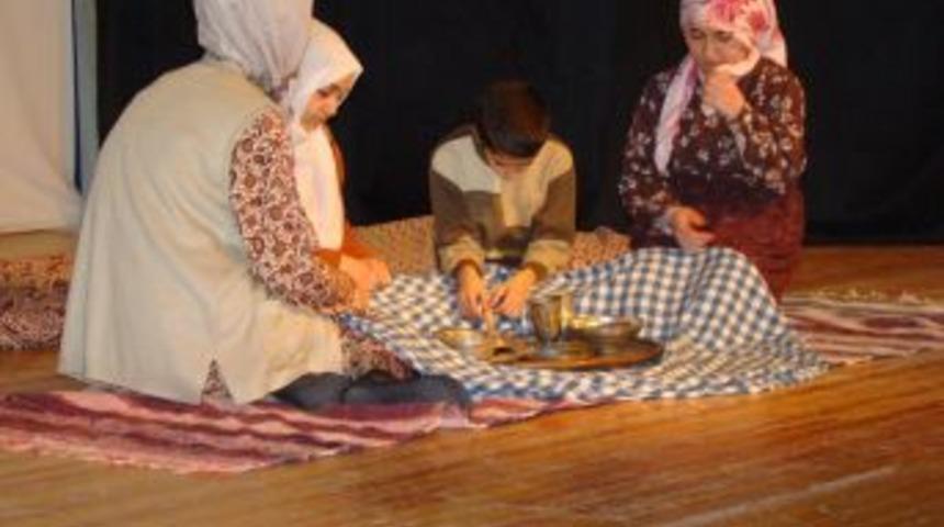 Feza Berk Lisesi'nden &Ccedil;anakkale tiyatrosu