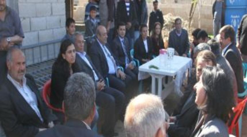 Bdp Heyeti, &Ouml;calan'ın Ailesini Evinde Ziyaret Etti