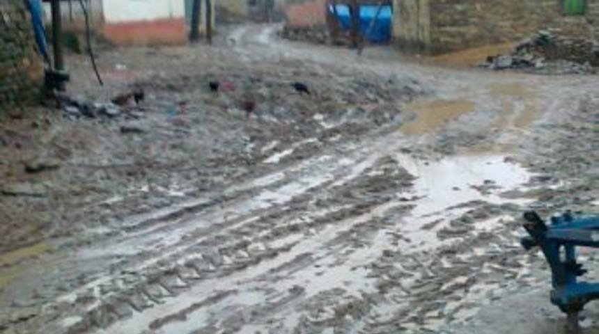 Bağtepe&rsquo;nin &ccedil;amurlu yolları k&ouml;yl&uuml;n&uuml;n tepkisine sebep oldu