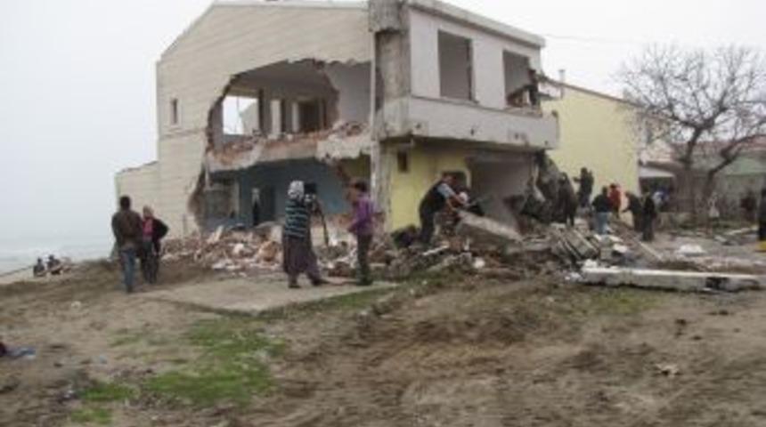 Karasu'da dalgaların zarar verdiği evler yıkılıyor