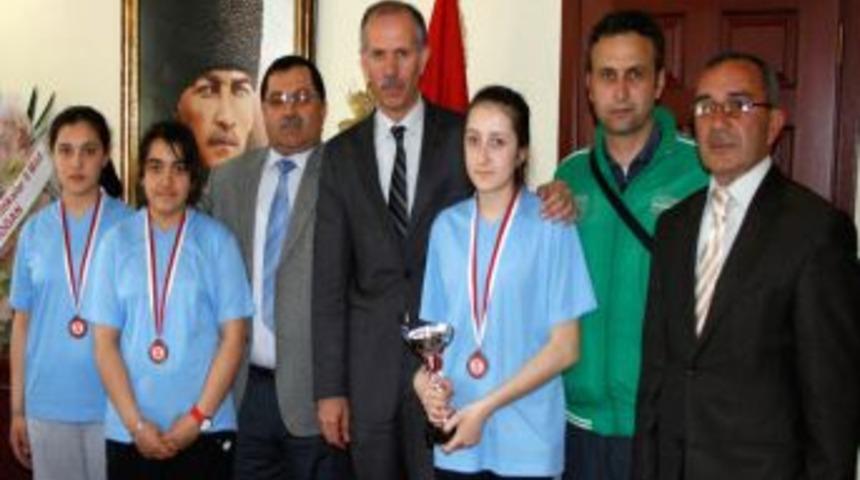 Kuş, Masa Tenisi Turnuvası'nda dereceye giren &ouml;ğrencileri kabul etti