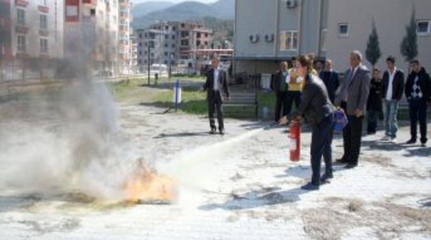Yangın t&uuml;plerinin nasıl kullanılacağı uygulamalı olarak anlatıldı