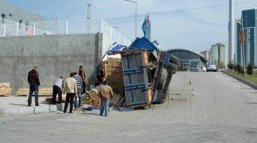 Kereste Y&uuml;kl&uuml; Kamyon Devrildi