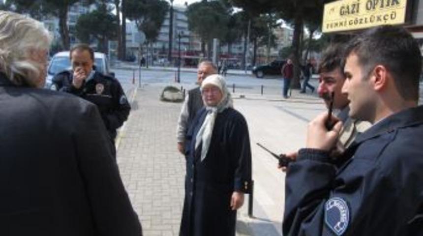 Yaşlı kadının bileziklerini dolandırdılar