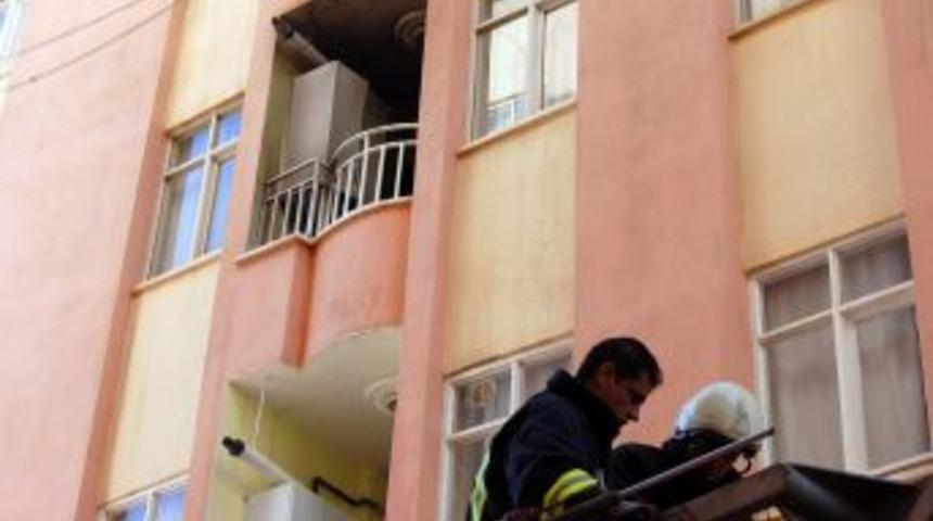 Balkonda &Ccedil;ıkan Yangın Bina Sakinlerini Tedirgin Etti