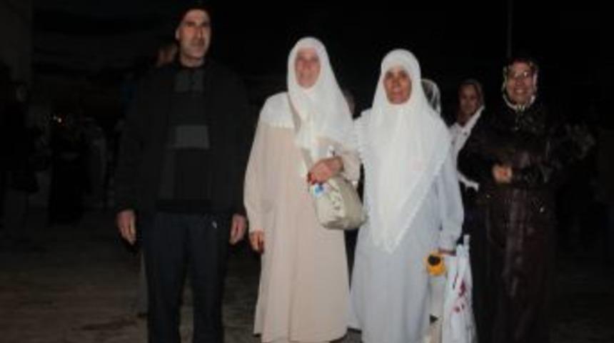 Umreciler dualarla kutsal beldelere uğurlandı