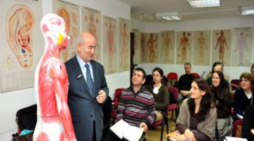 Doktorlar akupunktur &ouml;ğreniyor, hastalar &uuml;cretsiz tedavi oluyor