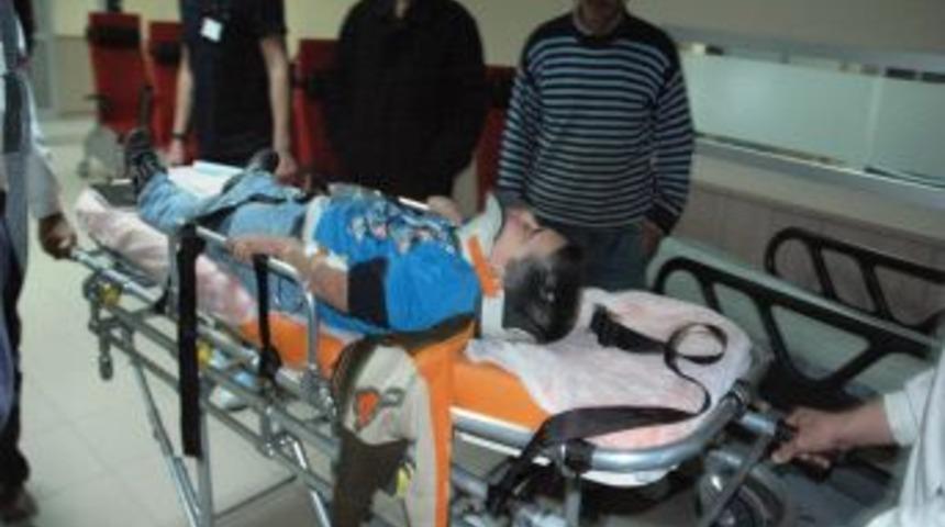 &Ccedil;ocuğunu doktora g&ouml;t&uuml;ren aile kaza yaptı. 1&rsquo;i ağır 4 yaralı