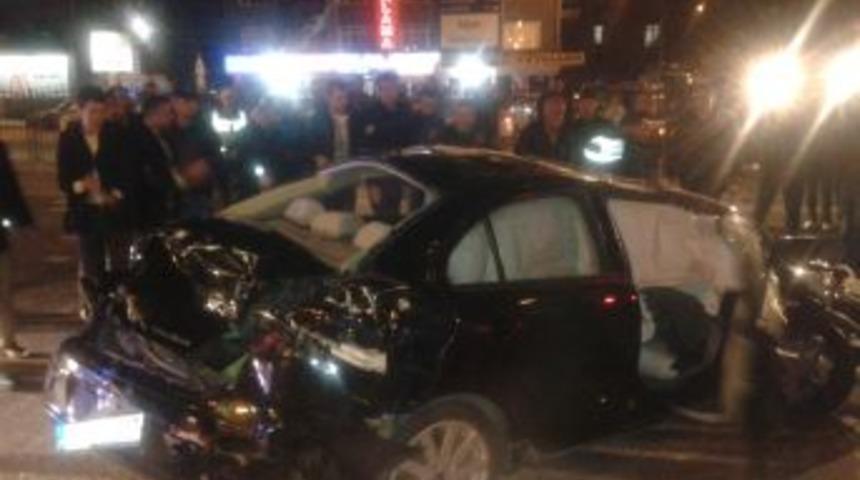 TIR'a &ccedil;arpan otomobil s&uuml;r&uuml;c&uuml;s&uuml; kazadan ucuz kurtuldu