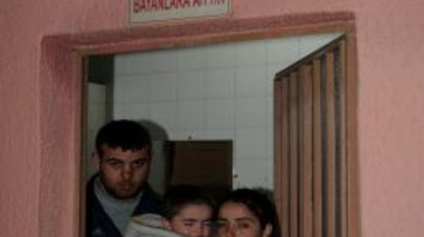 Evsiz kalan aile cami tuvaletinde yaşam m&uuml;cadelesi veriyor