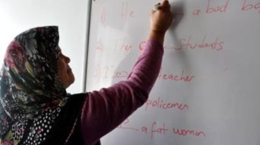 40 yaşındaki kadın dil kursuna gidiyor