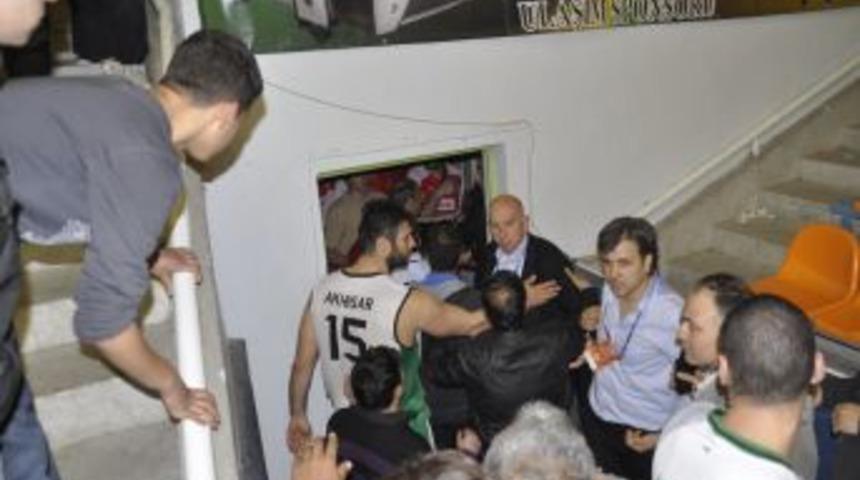 Akhisar'da basket ma&ccedil;ı olaylı ge&ccedil;ti