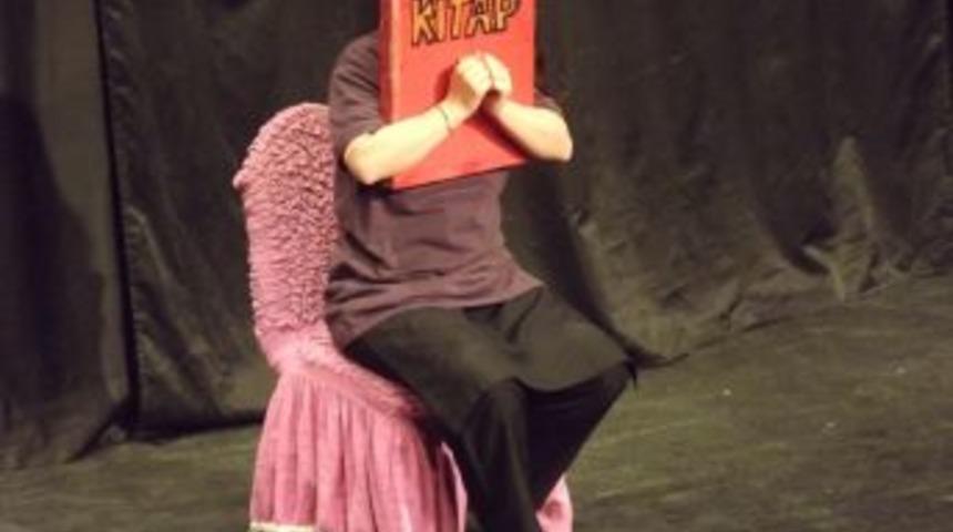 Okumanın &ouml;nemi &ouml;ğrencilere tiyatro dili ile anlatıldı