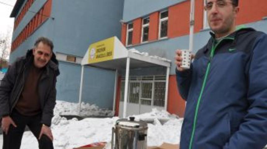 &Ccedil;ocuklarını bekleyen aileler, bir bardak &ccedil;ay ile ısınmaya &ccedil;alıştı