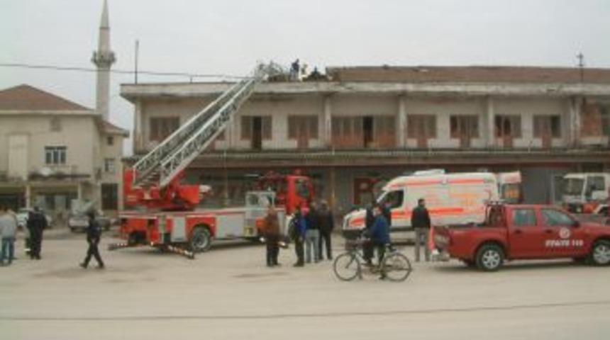 &Ccedil;atı tamir ederken d&uuml;ş&uuml;p yaralandı