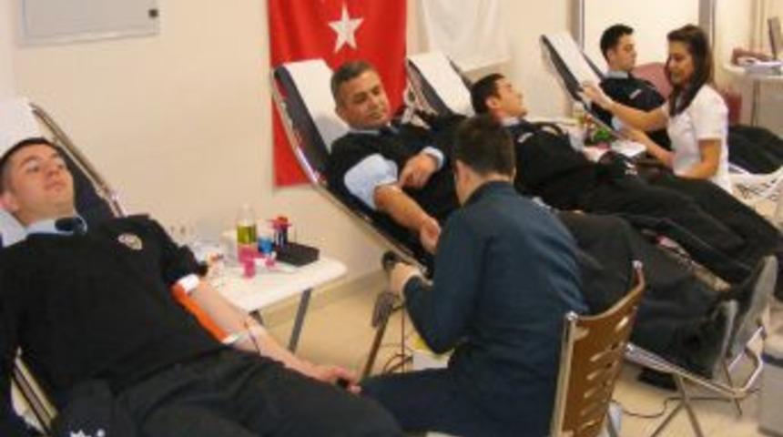 Polis okulu &ouml;ğrencileri kan verdi