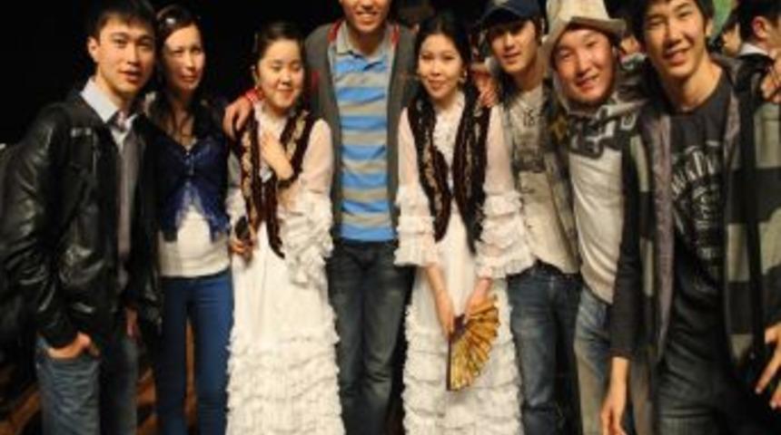 Gediz &Uuml;niversitesi'nde Nevruz kutlamaları renkli g&ouml;r&uuml;nt&uuml;lere sahne oldu