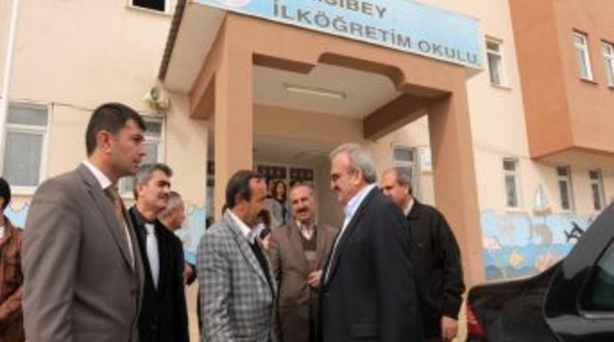 Vali Karaloğlu, Şemsibey İlk&ouml;ğretim Okulunda İncelemelerde Bulundu