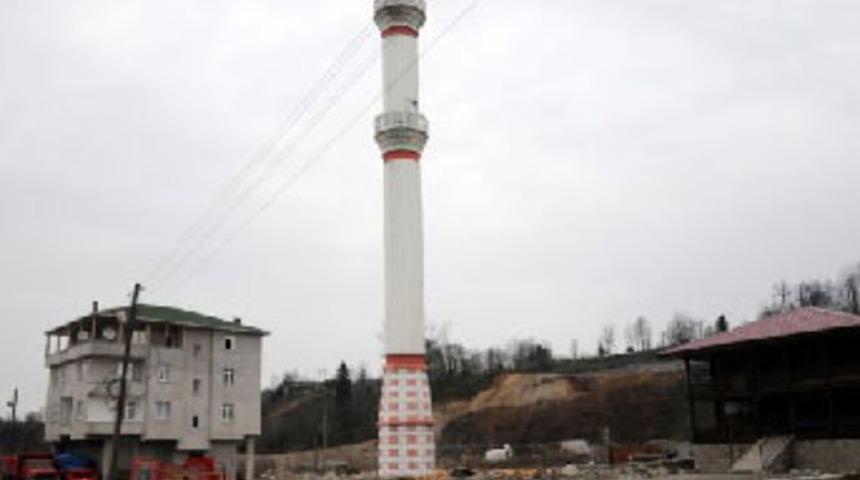 Cami gitti, minare ortada kaldı
