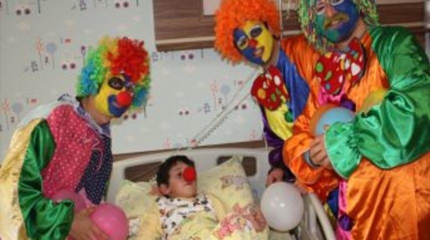 Doktor palya&ccedil;olar hasta &ccedil;ocukları eğlendirdi