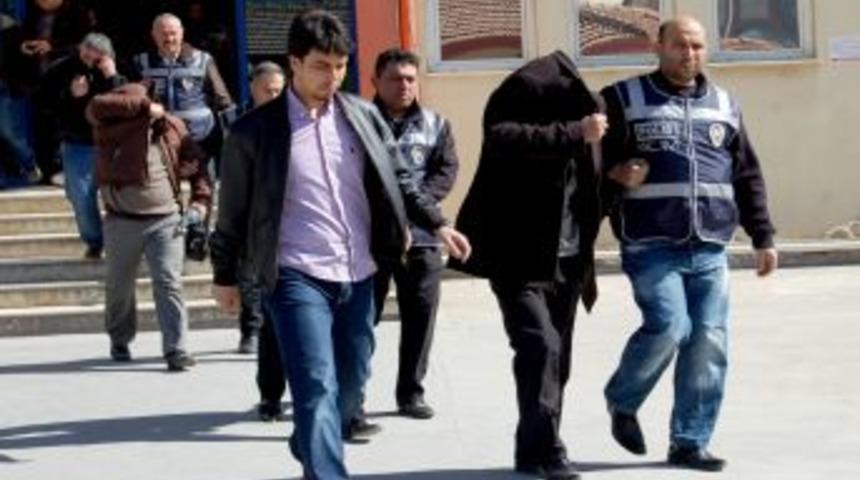 3 &ccedil;ocuğu ve eşi katledilen baba sahtecilikten yakalandı