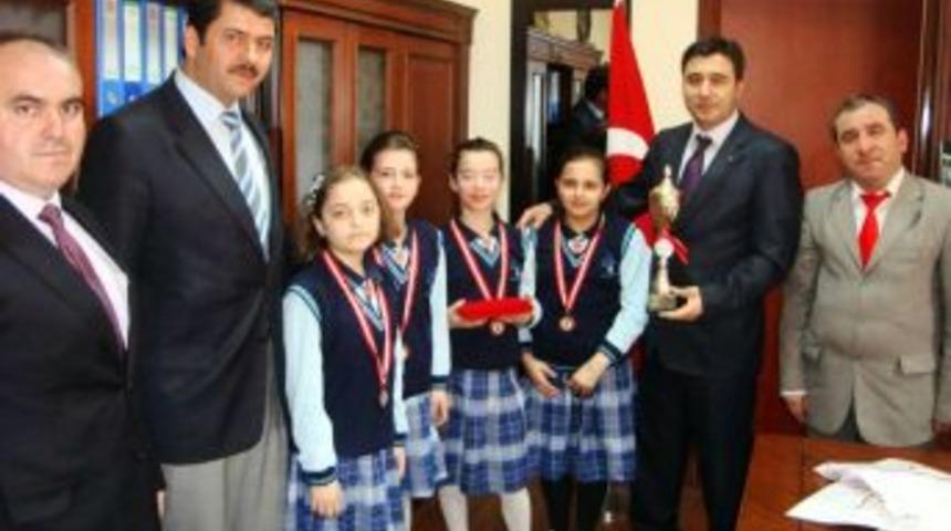 Masa tenisi takımı Kaymakamı ziyaret etti