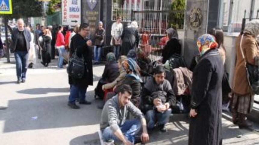 Ehliyetle sınava alınmayınca g&ouml;zyaşı d&ouml;kt&uuml;