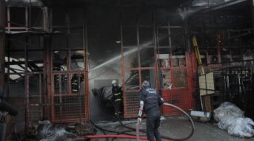 Yanan mobilya imalathanelerinde soğutma &ccedil;alışması yapılıyor