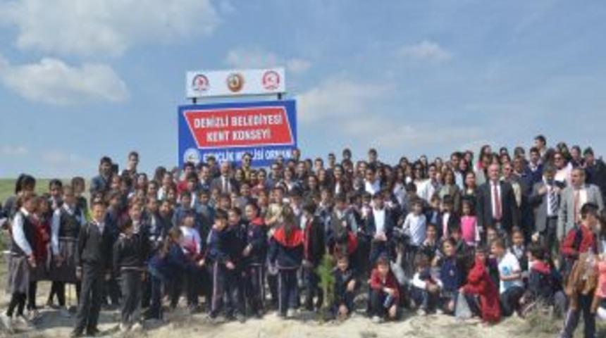 Denizli Belediyesi Gen&ccedil;lik Meclisi, bin 200 fidan dikti