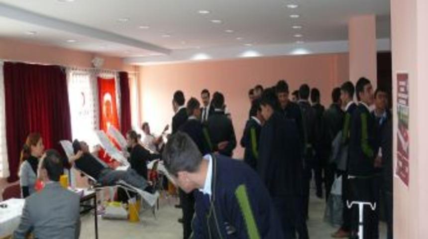 İmam Hatip Lisesi &ouml;ğrencileri 50 &uuml;nite kan verdi